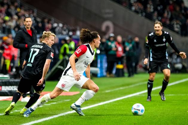 Marco Gruell (SV Werder Bremen, 17) im Zweikampf mit Arthur Theate (Eintracht Frankfurt, 03), dahinter Dino Toppmoeller (Eintracht Frankfurt, Trainer) und Niklas Stark (SV Werder Bremen, 04), GER, Eintracht Frankfurt vs. SV Werder Bremen Fussball, 1. Bundesliga, 11. Spieltag, Saison 2024 2025, 23.11.2024. DFL REGULATIONS PROHIBIT ANY USE OF PHOTOGRAPHS as IMAGE SEQUENCES and or QUASI-VIDEO. GER, Eintracht Frankfurt vs. SV Werder Bremen Fussball, 1. Bundesliga, 11. Spieltag, Saison 2024 2025, 23.11.2024. Frankfurt Copyright: xEibner-Pressefoto FlorianxWieganx EP_FWD