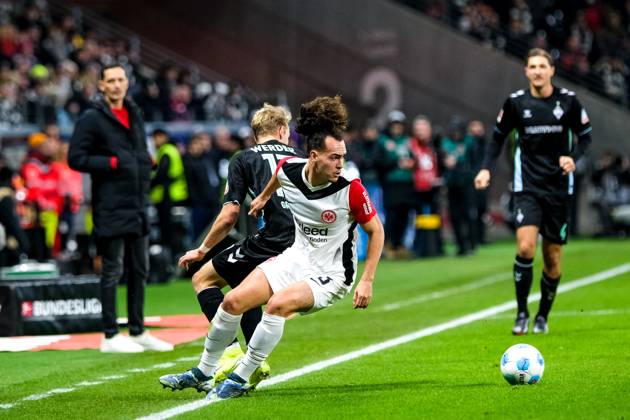 Marco Gruell (SV Werder Bremen, 17) im Zweikampf mit Arthur Theate (Eintracht Frankfurt, 03), dahinter Dino Toppmoeller (Eintracht Frankfurt, Trainer) und Niklas Stark (SV Werder Bremen, 04), GER, Eintracht Frankfurt vs. SV Werder Bremen Fussball, 1. Bundesliga, 11. Spieltag, Saison 2024 2025, 23.11.2024. DFL REGULATIONS PROHIBIT ANY USE OF PHOTOGRAPHS as IMAGE SEQUENCES and or QUASI-VIDEO. GER, Eintracht Frankfurt vs. SV Werder Bremen Fussball, 1. Bundesliga, 11. Spieltag, Saison 2024 2025, 23.11.2024. Frankfurt Copyright: xEibner-Pressefoto FlorianxWieganx EP_FWD