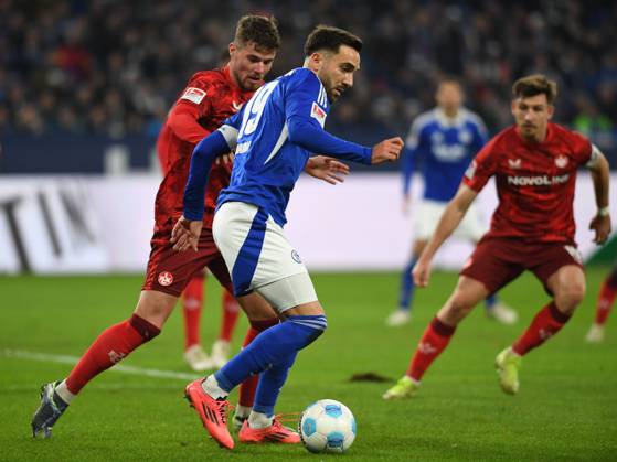 Kenan Karaman (FC Schalke 04) in Aktion, am Ball, Einzelaktion waehrend des Spiels der 2. Bundesliga zwischen FC Schalke 04 und 1. FC Kaiserslautern in der Veltins-Arena am 29. November 2024 in Gelsenkirchen, Deutschland. (Foto von Ralf Treese DeFodi Images) +++ Kenan Karaman (FC Schalke 04) controls the ball during the 2. Bundesliga match between FC Schalke 04 and 1. FC Kaiserslautern at Veltins-Arena on November 29, 2024 in Gelsenkirchen, Germany. (Photo by Ralf Treese DeFodi Images) DFB DFL REGULATIONS PROHIBIT ANY USE OF PHOTOGRAPHS AS IMAGE SEQUENCES AND OR QUASI-VIDEO. Defodi-521_S04FCK20241129_035