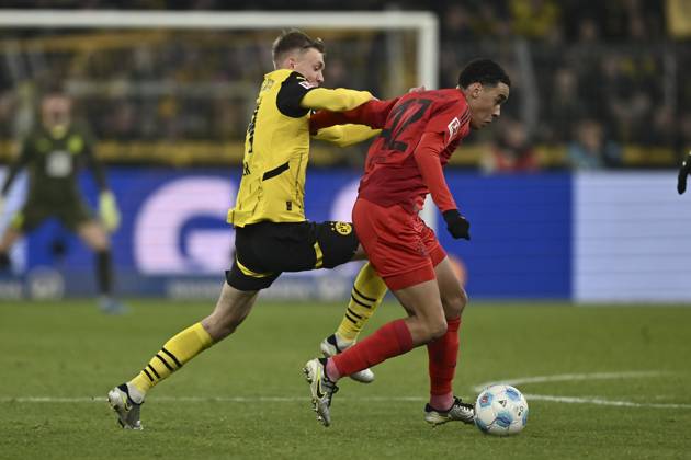 v. li. im Zweikampf Maximilian Beier (Dortmund 14) Jamal Musiala (Muenchen 42) 30.11.2024 Fussball Borussia Dortmund vs FC Bayern Muenchen, Signal Iduna Park, Dortmund, DFB DFL REGULATIONS PROHIBIT ANY USE OF PHOTOGRAPHS AS IMAGE SEQUENCES AND OR QUASI-VIDEO NRW Germany