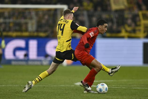 v. li. im Zweikampf Maximilian Beier (Dortmund 14) Jamal Musiala (Muenchen 42) 30.11.2024 Fussball Borussia Dortmund vs FC Bayern Muenchen, Signal Iduna Park, Dortmund, DFB DFL REGULATIONS PROHIBIT ANY USE OF PHOTOGRAPHS AS IMAGE SEQUENCES AND OR QUASI-VIDEO NRW Germany