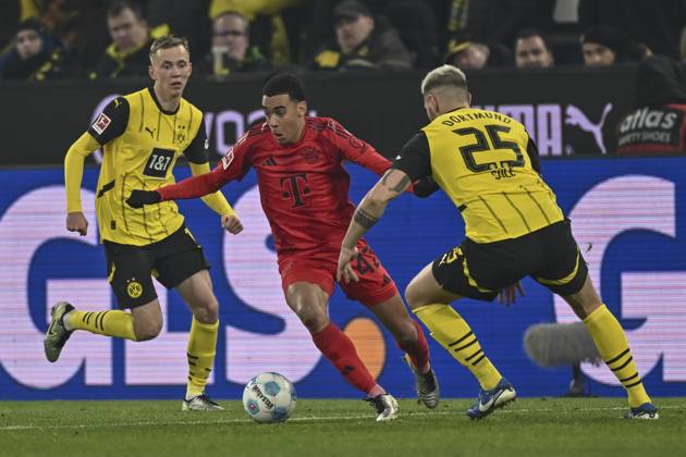 v. li. im Kampf um den Ball Maximilian Beier (Dortmund 14) Jamal Musiala (Muenchen 42) Niklas Süle Suele (Dortmund 25) 30.11.2024 Fussball Borussia Dortmund vs FC Bayern Muenchen, Signal Iduna Park, Dortmund, DFB DFL REGULATIONS PROHIBIT ANY USE OF PHOTOGRAPHS AS IMAGE SEQUENCES AND OR QUASI-VIDEO NRW Germany