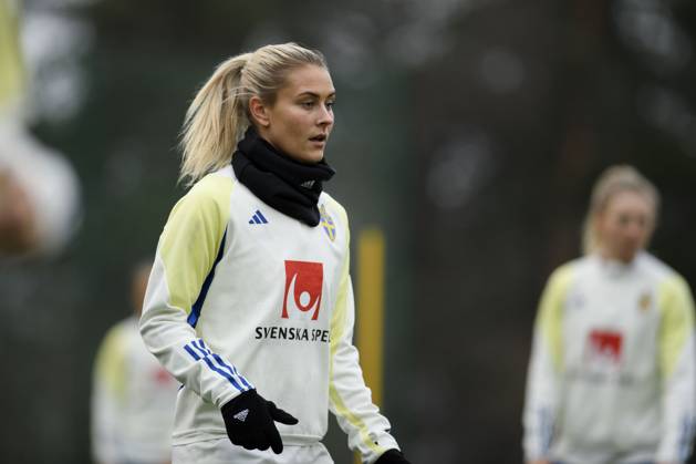 STOCKHOLM, SVERIGE 20241201 Amanda Nildà n när damlandslaget i fotboll tränar pa Arsta IP inför den andra EM-playoffmatchen mot Serbien. STOCKHOLM SVERIGE x12046x