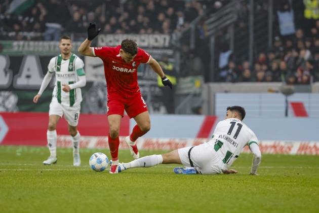 Maximilian Eggestein (SC Freiburg, 08) und Tim Kleindienst (Borussia Mönchengladbach, 11) im Zweikampf , Fussball, 1. Bundesliga, 12.Spieltag, 2024 2025, SC Freiburg vs. Borussia Mönchengladbach, 30.11.2024, Europa-Park Stadion, Freiburg im Breisgau, Deutschland DFL REGULATIONS PROHIBIT ANY USE OF PHOTOGRAPHS AS IMAGE SEQUENCES AND OR QUASI-VIDEO. Freiburg im Breisgau Europa-Park Stadion Baden-Wuerttemberg Deutschland Copyright: xGrantxHubbsx