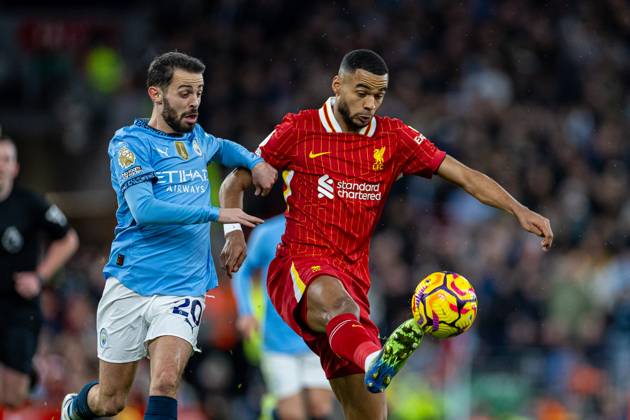 Football - FA Premier League - Liverpool FC v Manchester City FC LIVERPOOL, ENGLAND - Sunday, December 1, 2024: Liverpool s Cody Gakpo (R) icb Manchester City s Bernardo Silva during the FA Premier League match between Liverpool FC and Manchester City FC at Anfield. (Photo by David Rawcliffe Propaganda) LIVERPOOL Anfield MERSEYSIDE ENGLAND Copyright: xDavidxRawcliffex P2024-12-01-Liverpool_Man_City-11