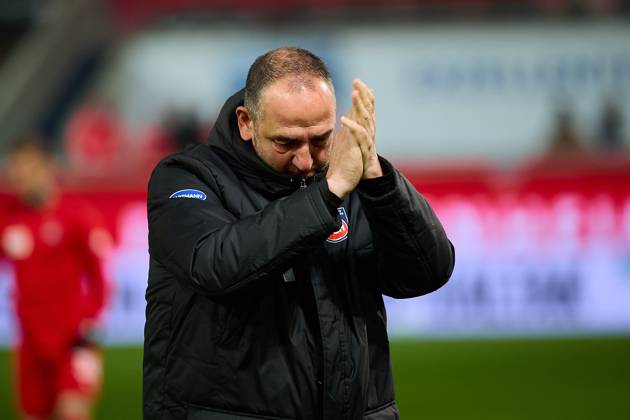 Frank Schmidt (1. FC Heidenheim, Cheftrainer) vor dem Spiel gegen die Eintracht aus Frankfurt GER, 1. FC Heidenheim gegen Eintracht Frankfurt, Fussball, 1. Bundesliga, 12. Spieltag, Spielzeit 2024 2025, 01.12.24. DFL REGULATIONS PROHIBIT ANY USE OF PHOTOGRAPHS AS IMAGE SEQUENCES AND OR QUASI-VIDEO. GER, 1. FC Heidenheim gegen Eintracht Frankfurt, Fussball, 1. Bundesliga, 12. Spieltag, Spielzeit 2024 2025, 01.12.24. Heidenheim Copyright: xEibner-Pressefoto GeraldxOelze-dexStoppanyx EP-ODS