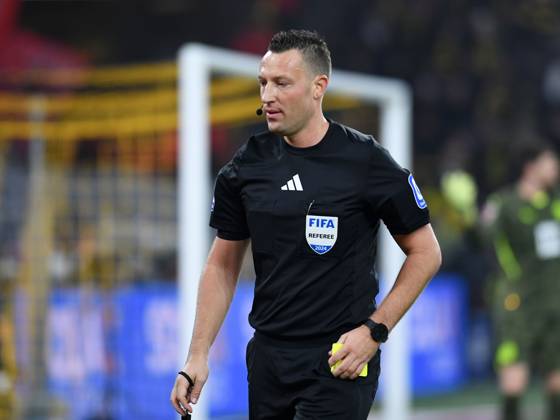 Schiedsrichter Sven Jablonski schaut waehrend des Spiels der 1. Bundesliga zwischen Borussia Dortmund und FC Bayern München, SIGNAL IDUNA PARK am 30. November 2024 in Dortmund, Deutschland. (Foto von Ralf Treese DeFodi Images) +++ Schiedsrichter Sven Jablonski looks on during the Bundesliga match between Borussia Dortmund and FC Bayern München at Signal Iduna Park on November 30, 2024 in Dortmund, Germany. (Photo by Ralf Treese DeFodi Images) DFL regulations prohibit any use of photographs as image sequences and or quasi-video. Defodi-521_BVBFCB20241130_112