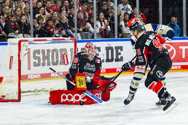 Eishockey Penny-DEL 22.Spieltag Kölner Haie - Schwenninger Wild Wings am 01.12.2024 in der Lanxess Arena in Köln Mirko Pantkowski ( Köln ), links - Moritz Müller ( Köln ), rechts Gemäß den Vorgaben der DEL Deutsche Eishockey Liga ist die Publikation und Weiterverwertung der Aufnahmen in elektronischen Medien und Endgeräten aller Art während des laufenden Spiels nicht zulässig.