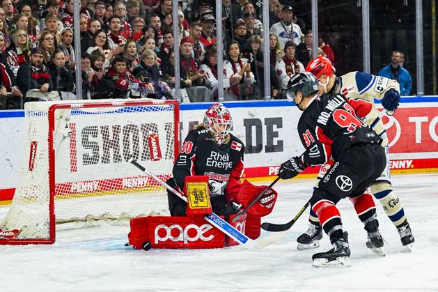 Eishockey Penny-DEL 22.Spieltag Kölner Haie - Schwenninger Wild Wings am 01.12.2024 in der Lanxess Arena in Köln Mirko Pantkowski ( Köln ), links - Moritz Müller ( Köln ), rechts Gemäß den Vorgaben der DEL Deutsche Eishockey Liga ist die Publikation und Weiterverwertung der Aufnahmen in elektronischen Medien und Endgeräten aller Art während des laufenden Spiels nicht zulässig.