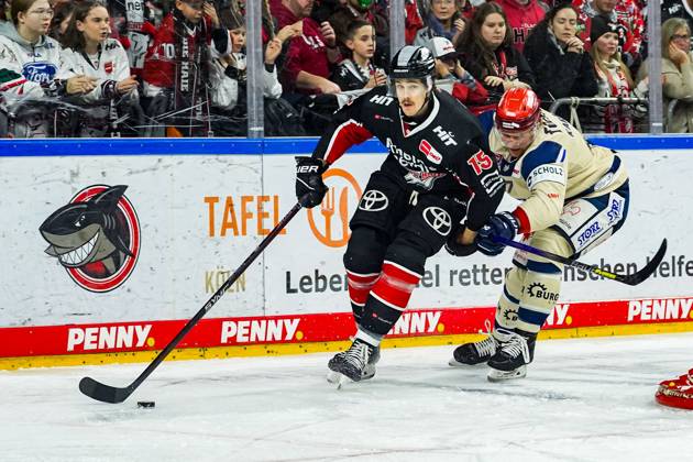 Eishockey Penny-DEL 22.Spieltag Kölner Haie - Schwenninger Wild Wings am 01.12.2024 in der Lanxess Arena in Köln Louis-Marc Aubry ( Köln ), links - Alexander Karachun ( Schwenningen ), rechts Gemäß den Vorgaben der DEL Deutsche Eishockey Liga ist die Publikation und Weiterverwertung der Aufnahmen in elektronischen Medien und Endgeräten aller Art während des laufenden Spiels nicht zulässig.