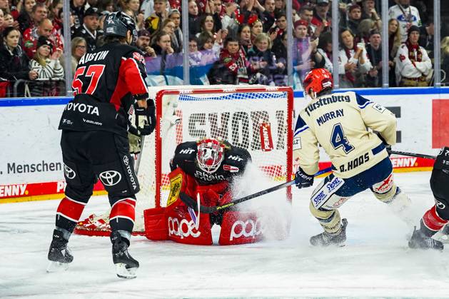 Eishockey Penny-DEL 22.Spieltag Kölner Haie - Schwenninger Wild Wings am 01.12.2024 in der Lanxess Arena in Köln Brady Austin ( Köln ), links - Mirko Pantkowski ( Köln ), mitte - Jordan Murray ( Schwenningen ), rechts Gemäß den Vorgaben der DEL Deutsche Eishockey Liga ist die Publikation und Weiterverwertung der Aufnahmen in elektronischen Medien und Endgeräten aller Art während des laufenden Spiels nicht zulässig.