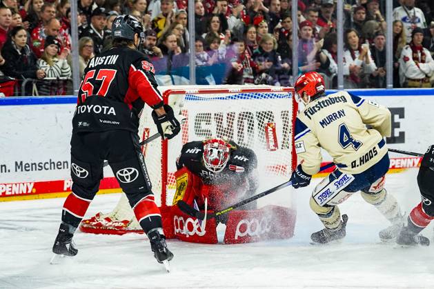 Eishockey Penny-DEL 22.Spieltag Kölner Haie - Schwenninger Wild Wings am 01.12.2024 in der Lanxess Arena in Köln Brady Austin ( Köln ), links - Mirko Pantkowski ( Köln ), mitte - Jordan Murray ( Schwenningen ), rechts Gemäß den Vorgaben der DEL Deutsche Eishockey Liga ist die Publikation und Weiterverwertung der Aufnahmen in elektronischen Medien und Endgeräten aller Art während des laufenden Spiels nicht zulässig.