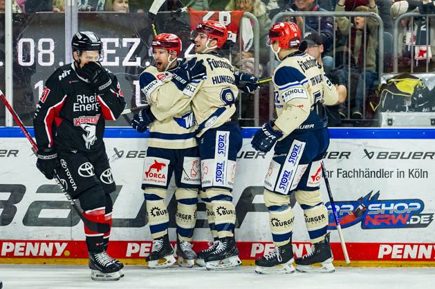 Eishockey Penny-DEL 22.Spieltag Kölner Haie - Schwenninger Wild Wings am 01.12.2024 in der Lanxess Arena in Köln Schwenningens Spieler bejubeln das Tor zum 0:2 durch Tylor Spink ( Schwenningen ) Gemäß den Vorgaben der DEL Deutsche Eishockey Liga ist die Publikation und Weiterverwertung der Aufnahmen in elektronischen Medien und Endgeräten aller Art während des laufenden Spiels nicht zulässig.