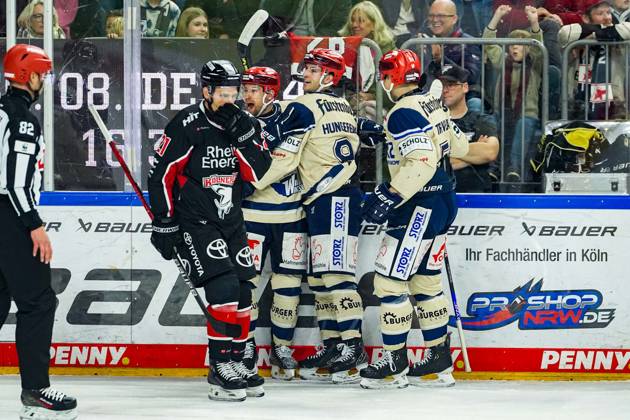Eishockey Penny-DEL 22.Spieltag Kölner Haie - Schwenninger Wild Wings am 01.12.2024 in der Lanxess Arena in Köln Schwenningens Spieler bejubeln das Tor zum 0:2 durch Tylor Spink ( Schwenningen ) Gemäß den Vorgaben der DEL Deutsche Eishockey Liga ist die Publikation und Weiterverwertung der Aufnahmen in elektronischen Medien und Endgeräten aller Art während des laufenden Spiels nicht zulässig.
