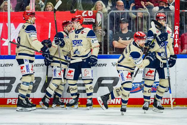 Eishockey Penny-DEL 22.Spieltag Kölner Haie - Schwenninger Wild Wings am 01.12.2024 in der Lanxess Arena in Köln Schwenningens Spieler bejubeln das Tor zum 0:2 durch Tylor Spink ( Schwenningen ) Gemäß den Vorgaben der DEL Deutsche Eishockey Liga ist die Publikation und Weiterverwertung der Aufnahmen in elektronischen Medien und Endgeräten aller Art während des laufenden Spiels nicht zulässig.