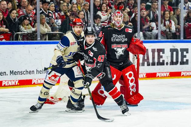Eishockey Penny-DEL 22.Spieltag Kölner Haie - Schwenninger Wild Wings am 01.12.2024 in der Lanxess Arena in Köln Tylor Spink ( Schwenningen ), links - Veli-Matti Vittasmäki ( Köln ), mitte - Mirko Pantkowski ( Köln ), rechts Gemäß den Vorgaben der DEL Deutsche Eishockey Liga ist die Publikation und Weiterverwertung der Aufnahmen in elektronischen Medien und Endgeräten aller Art während des laufenden Spiels nicht zulässig.