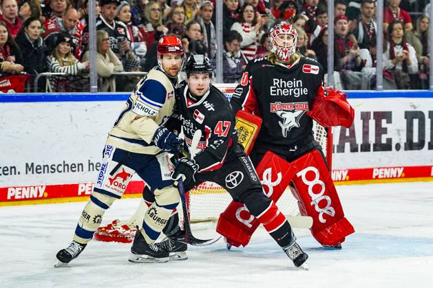 Eishockey Penny-DEL 22.Spieltag Kölner Haie - Schwenninger Wild Wings am 01.12.2024 in der Lanxess Arena in Köln Tylor Spink ( Schwenningen ), links - Veli-Matti Vittasmäki ( Köln ), mitte - Mirko Pantkowski ( Köln ), rechts Gemäß den Vorgaben der DEL Deutsche Eishockey Liga ist die Publikation und Weiterverwertung der Aufnahmen in elektronischen Medien und Endgeräten aller Art während des laufenden Spiels nicht zulässig.