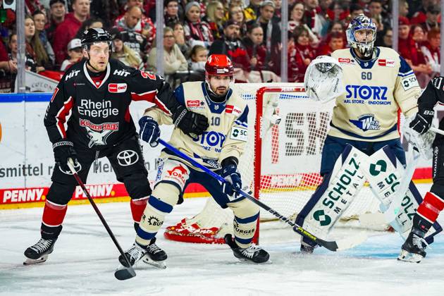 Eishockey Penny-DEL 22.Spieltag Kölner Haie - Schwenninger Wild Wings am 01.12.2024 in der Lanxess Arena in Köln Juhani Tyrväinen ( Köln ), links - Mirko Höfflin ( Schwenningen ), mitte - Joacim Eriksson ( Schwenningen ), rechts Gemäß den Vorgaben der DEL Deutsche Eishockey Liga ist die Publikation und Weiterverwertung der Aufnahmen in elektronischen Medien und Endgeräten aller Art während des laufenden Spiels nicht zulässig.