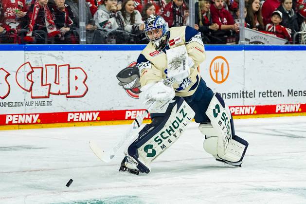 Eishockey Penny-DEL 22.Spieltag Kölner Haie - Schwenninger Wild Wings am 01.12.2024 in der Lanxess Arena in Köln Joacim Eriksson ( Schwenningen ) Gemäß den Vorgaben der DEL Deutsche Eishockey Liga ist die Publikation und Weiterverwertung der Aufnahmen in elektronischen Medien und Endgeräten aller Art während des laufenden Spiels nicht zulässig.