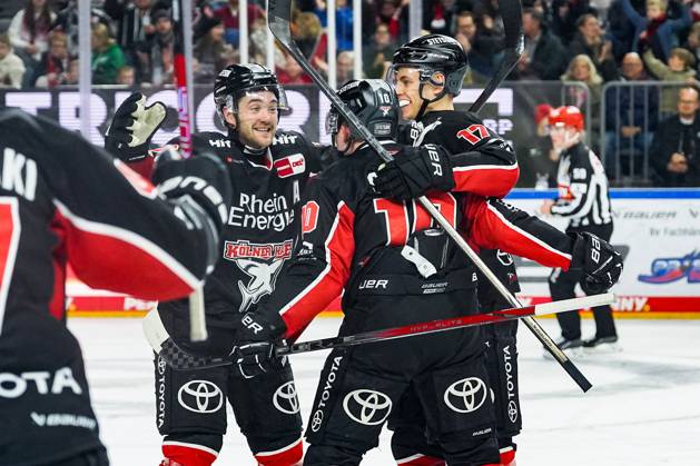 Eishockey Penny-DEL 22.Spieltag Kölner Haie - Schwenninger Wild Wings am 01.12.2024 in der Lanxess Arena in Köln Joshua Currie ( Köln ), links - und Jan Luca Sennhenn ( Köln ), rechts - gratulieren Justin Schütz ( Köln ), mitte zu seinem Tor zum 2:3 Gemäß den Vorgaben der DEL Deutsche Eishockey Liga ist die Publikation und Weiterverwertung der Aufnahmen in elektronischen Medien und Endgeräten aller Art während des laufenden Spiels nicht zulässig.