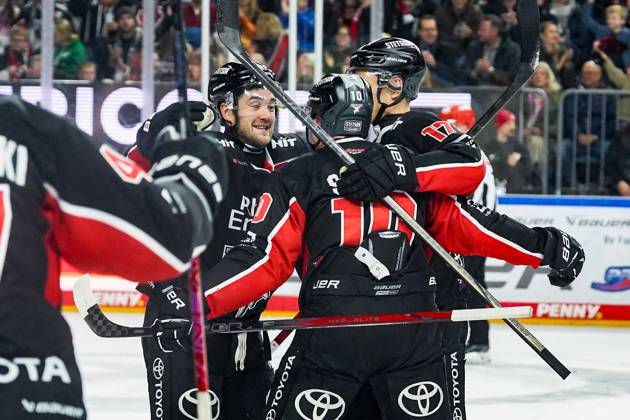 Eishockey Penny-DEL 22.Spieltag Kölner Haie - Schwenninger Wild Wings am 01.12.2024 in der Lanxess Arena in Köln Joshua Currie ( Köln ), links - und Jan Luca Sennhenn ( Köln ), rechts - gratulieren Justin Schütz ( Köln ), mitte zu seinem Tor zum 2:3 Gemäß den Vorgaben der DEL Deutsche Eishockey Liga ist die Publikation und Weiterverwertung der Aufnahmen in elektronischen Medien und Endgeräten aller Art während des laufenden Spiels nicht zulässig.