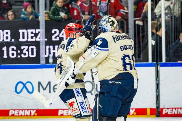 Eishockey Penny-DEL 22.Spieltag Kölner Haie - Schwenninger Wild Wings am 01.12.2024 in der Lanxess Arena in Köln Benjamin Marshall ( Schwenningen ), links - gratuliert seinem Torwart Joacim Eriksson ( Schwenningen ), rechts zum Sieg Gemäß den Vorgaben der DEL Deutsche Eishockey Liga ist die Publikation und Weiterverwertung der Aufnahmen in elektronischen Medien und Endgeräten aller Art während des laufenden Spiels nicht zulässig.