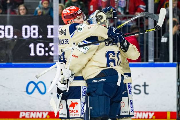 Eishockey Penny-DEL 22.Spieltag Kölner Haie - Schwenninger Wild Wings am 01.12.2024 in der Lanxess Arena in Köln Phil Hungerecker ( Schwenningen ), links - bedankt sich bei seinem Torwart Joacim Eriksson ( Schwenningen ), rechts - für die starke Leistung Gemäß den Vorgaben der DEL Deutsche Eishockey Liga ist die Publikation und Weiterverwertung der Aufnahmen in elektronischen Medien und Endgeräten aller Art während des laufenden Spiels nicht zulässig.