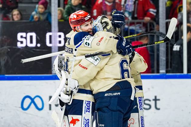 Eishockey Penny-DEL 22.Spieltag Kölner Haie - Schwenninger Wild Wings am 01.12.2024 in der Lanxess Arena in Köln Phil Hungerecker ( Schwenningen ), links - bedankt sich bei seinem Torwart Joacim Eriksson ( Schwenningen ), rechts - für die starke Leistung Gemäß den Vorgaben der DEL Deutsche Eishockey Liga ist die Publikation und Weiterverwertung der Aufnahmen in elektronischen Medien und Endgeräten aller Art während des laufenden Spiels nicht zulässig.