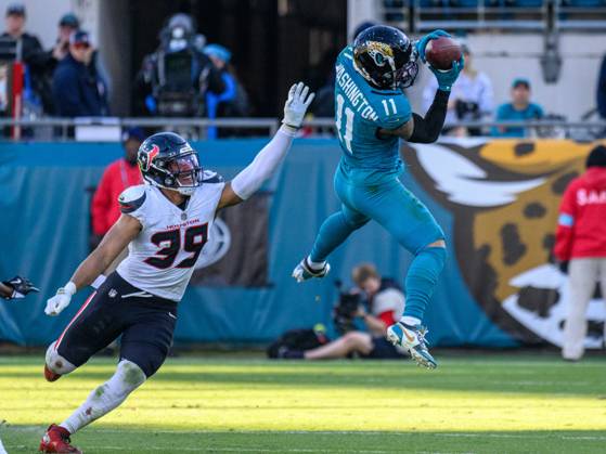 NFL, American Football Herren, USA 2024: Texans vs Jaguars DEC 01 December 1, 2024: Jacksonville Jaguars wide receiver Parker Washington (11) makes a 1st down catch in front of Houston Texans linebacker Henry To oTo o (39) during a game in Jacksonville, FL. Romeo T Guzman Cal Media(Credit Image: Romeo Guzman Cal Sport Media) Jacksonville Fl USA EDITORIAL USE ONLY Copyright: xx ZUMA-20241201_faf_cg2_016.jpg RomeoxGuzmanx csmphotothree328534