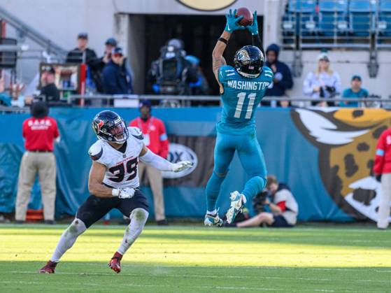 NFL, American Football Herren, USA 2024: Texans vs Jaguars DEC 01 December 1, 2024: Jacksonville Jaguars wide receiver Parker Washington (11) makes a 1st down catch in front of Houston Texans linebacker Henry To oTo o (39) during a game in Jacksonville, FL. Romeo T Guzman Cal Media(Credit Image: Romeo Guzman Cal Sport Media) Jacksonville Fl USA EDITORIAL USE ONLY Copyright: xx ZUMA-20241201_faf_cg2_031.jpg RomeoxGuzmanx csmphotothree328538