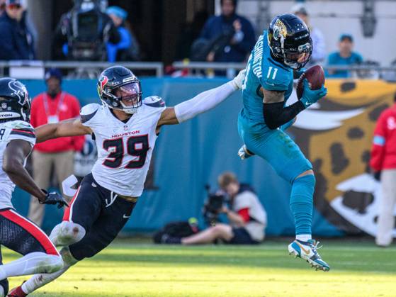 NFL, American Football Herren, USA 2024: Texans vs Jaguars DEC 01 December 1, 2024: Jacksonville Jaguars wide receiver Parker Washington (11) makes a 1st down catch in front of Houston Texans linebacker Henry To oTo o (39) during a game in Jacksonville, FL. Romeo T Guzman Cal Media(Credit Image: Romeo Guzman Cal Sport Media) Jacksonville Fl USA EDITORIAL USE ONLY Copyright: xx ZUMA-20241201_faf_cg2_024.jpg RomeoxGuzmanx csmphotothree328545