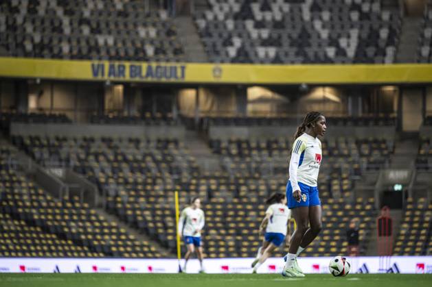 241202 Evelyn Ijeh of the Swedish women s national football team during a training session on December 2, 2024 in Stockholm. Photo: Maxim ThorÃ BILDBYRAN kod MT MT0701 fotboll football soccer fotball em-kval kval uefa womens EURO Qualifier, EM, Europameisterschaft qualifier träning practice training sverige sweden dam bbeng Copyright: MAXIMxTHORE BB241202MT028