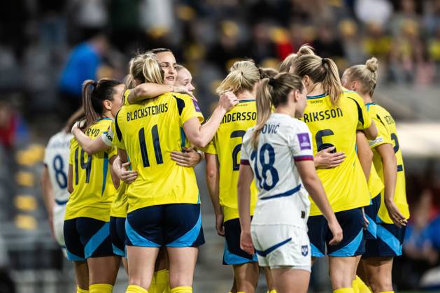 241203 Stina Blackstenius of Sweden celebrates with Nathalie Björn after 4-0 during the UEFA Women s EURO Qualifier, EM, Europameisterschaft play-off football match between Sweden and Serbia on December 3, 2024 in Stockholm. Photo: Emma Wallskog BILDBYRAN COP 320 JM0616 bbeng fotboll football soccer fotball em-kval kval uefa womens euro qualifier play-off sverige sweden serbien serbia dam jubel Copyright: EMMAxWALLSKOG BB241203EW054