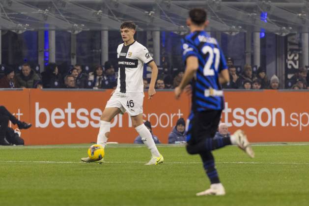 FC Internazionale V Parma Calcio - Serie A Giovanni Leoni plays during the Serie A match between FC Internazionale and Parma Calcio at Stadio Giuseppe Meazza in Milano, Italy, on December 6, 2024. Milano Milano Italy Copyright: xMairoxCinquettix originalFilename:cinquetti-fcintern241206_npZEE