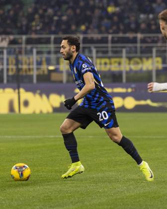 FC Internazionale V Parma Calcio - Serie A Hakan Calhanoglu plays during the Serie A match between FC Internazionale and Parma Calcio at Stadio Giuseppe Meazza in Milano, Italy, on December 6, 2024. Milano Milano Italy Copyright: xMairoxCinquettix originalFilename:cinquetti-fcintern241206_np3Oj