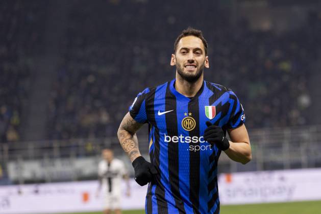 FC Internazionale V Parma Calcio - Serie A Hakan Calhanoglu plays during the Serie A match between FC Internazionale and Parma Calcio at Stadio Giuseppe Meazza in Milano, Italy, on December 6, 2024. Milano Milano Italy Copyright: xMairoxCinquettix originalFilename:cinquetti-fcintern241206_npa3O