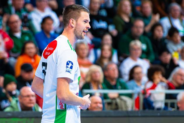 Hannes Feise (TSV Hannover-Burgdorf, Nr. 56) (v.l.), TSV Hannover-Burgdorf (weiss) gegen Rhein-Neckar Löwen (orange) am 13. Spieltag der Saison 2024 2025 in der DAIKIN Handball-Bundesliga (06.12.2024, ZAG Arena (Hannover, GER), Copyright: xJanxGuentherx xTSVxHannover-Burgdorfx