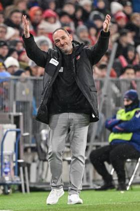 Trainer Frank Schmidt (1.FC Heidenheim) gestikuliert, gestik waehrend des Spiels der 1. Bundesliga zwischen FC Bayern München und 1. FC Heidenheim 1846, Allianz Arena am 07. December 2024 in München, Deutschland. (Foto von Harry Langer DeFodi Images) +++ Trainer Frank Schmidt (1.FC Heidenheim) gestures during the Bundesliga match between FC Bayern München and 1. FC Heidenheim 1846 at Allianz Arena on December 7, 2024 in Munich, Germany. (Photo by Harry Langer DeFodi Images) DFL regulations prohibit any use of photographs as image sequences and or quasi-video. Defodi-541_FCBFCH20241207_067