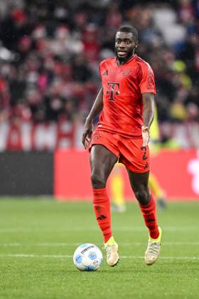 Dayot Upamecano (FC Bayern Muenchen) in Aktion, am Ball, Einzelaktion waehrend des Spiels der 1. Bundesliga zwischen FC Bayern München und 1. FC Heidenheim 1846, Allianz Arena am 07. December 2024 in München, Deutschland. (Foto von Harry Langer DeFodi Images) +++ Dayot Upamecano (FC Bayern Muenchen) controls the Ball during the Bundesliga match between FC Bayern München and 1. FC Heidenheim 1846 at Allianz Arena on December 7, 2024 in Munich, Germany. (Photo by Harry Langer DeFodi Images) DFL regulations prohibit any use of photographs as image sequences and or quasi-video. Defodi-541_FCBFCH20241207_069