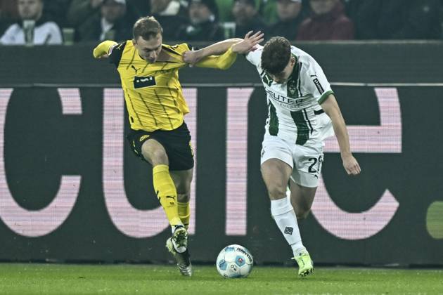 v. li. im Zweikampf Maximilian Beier (Dortmund 14) Lukas Ullrich ( Moenchengladbach 26) 07.12.2024 Fussball Borussia Mönchengladbach vs Borussia Dortmund , Borussia-Park, Moenchengladbach, DFB DFL REGULATIONS PROHIBIT ANY USE OF PHOTOGRAPHS AS IMAGE SEQUENCES AND OR QUASI-VIDEO NRW Germany