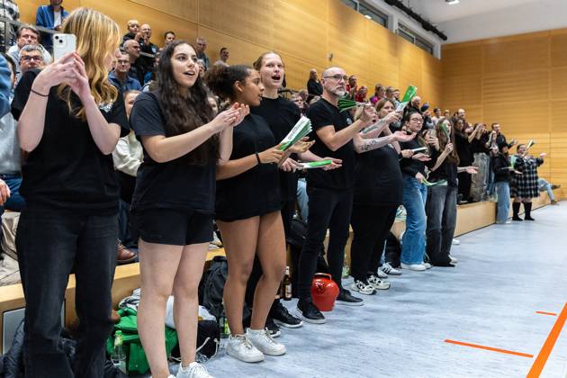 Fan, Fans, Zuschauer, jubelt, Jubel, positive Emotionen, positive Emotion, Symbolbild, Symbolfoto, Themenfoto, Themenbild, SV Schwaig Volleyball - CERATONIA Volleys Eltmann, Volleyball, 2. Bundesliga Sued, 8. Spieltag, 07.12.2024 SV Schwaig Volleyball - CERATONIA Volleys Eltmann, Volleyball, 2. Bundesliga Sued, 8. Spieltag, 07.12.2024 Schwaig Copyright: xEibner-Pressefoto G.xSantemizx EP_GSZ