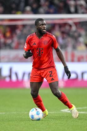 Dayot Upamecano (FC Bayern Muenchen) in Aktion, am Ball, Einzelaktion waehrend des Spiels der 1. Bundesliga zwischen FC Bayern München und 1. FC Heidenheim 1846, Allianz Arena am 07. December 2024 in München, Deutschland. (Foto von Harry Langer DeFodi Images) +++ Dayot Upamecano (FC Bayern Muenchen) controls the Ball during the Bundesliga match between FC Bayern München and 1. FC Heidenheim 1846 at Allianz Arena on December 7, 2024 in Munich, Germany. (Photo by Harry Langer DeFodi Images) DFL regulations prohibit any use of photographs as image sequences and or quasi-video. Defodi-541_FCBFCH20241207_218