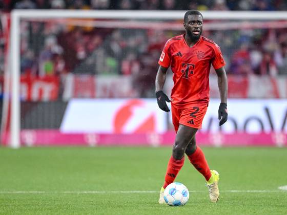 Dayot Upamecano (FC Bayern Muenchen) in Aktion, am Ball, Einzelaktion waehrend des Spiels der 1. Bundesliga zwischen FC Bayern München und 1. FC Heidenheim 1846, Allianz Arena am 07. December 2024 in München, Deutschland. (Foto von Harry Langer DeFodi Images) +++ Dayot Upamecano (FC Bayern Muenchen) controls the Ball during the Bundesliga match between FC Bayern München and 1. FC Heidenheim 1846 at Allianz Arena on December 7, 2024 in Munich, Germany. (Photo by Harry Langer DeFodi Images) DFL regulations prohibit any use of photographs as image sequences and or quasi-video. Defodi-541_FCBFCH20241207_219
