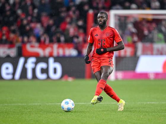 Dayot Upamecano (FC Bayern Muenchen) in Aktion, am Ball, Einzelaktion waehrend des Spiels der 1. Bundesliga zwischen FC Bayern München und 1. FC Heidenheim 1846, Allianz Arena am 07. December 2024 in München, Deutschland. (Foto von Harry Langer DeFodi Images) +++ Dayot Upamecano (FC Bayern Muenchen) controls the Ball during the Bundesliga match between FC Bayern München and 1. FC Heidenheim 1846 at Allianz Arena on December 7, 2024 in Munich, Germany. (Photo by Harry Langer DeFodi Images) DFL regulations prohibit any use of photographs as image sequences and or quasi-video. Defodi-541_FCBFCH20241207_221