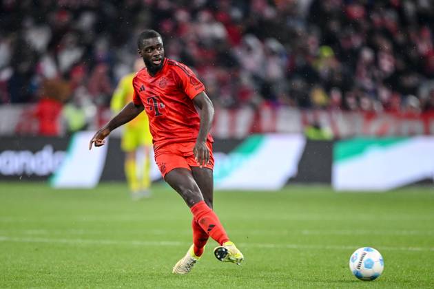 Dayot Upamecano (FC Bayern Muenchen) in Aktion, am Ball, Einzelaktion waehrend des Spiels der 1. Bundesliga zwischen FC Bayern München und 1. FC Heidenheim 1846, Allianz Arena am 07. December 2024 in München, Deutschland. (Foto von Harry Langer DeFodi Images) +++ Dayot Upamecano (FC Bayern Muenchen) controls the Ball during the Bundesliga match between FC Bayern München and 1. FC Heidenheim 1846 at Allianz Arena on December 7, 2024 in Munich, Germany. (Photo by Harry Langer DeFodi Images) DFL regulations prohibit any use of photographs as image sequences and or quasi-video. Defodi-541_FCBFCH20241207_231