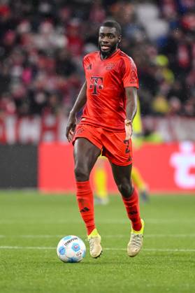 Dayot Upamecano (FC Bayern Muenchen) in Aktion, am Ball, Einzelaktion waehrend des Spiels der 1. Bundesliga zwischen FC Bayern München und 1. FC Heidenheim 1846, Allianz Arena am 07. December 2024 in München, Deutschland. (Foto von Harry Langer DeFodi Images) +++ Dayot Upamecano (FC Bayern Muenchen) controls the Ball during the Bundesliga match between FC Bayern München and 1. FC Heidenheim 1846 at Allianz Arena on December 7, 2024 in Munich, Germany. (Photo by Harry Langer DeFodi Images) DFL regulations prohibit any use of photographs as image sequences and or quasi-video. Defodi-541_FCBFCH20241207_302