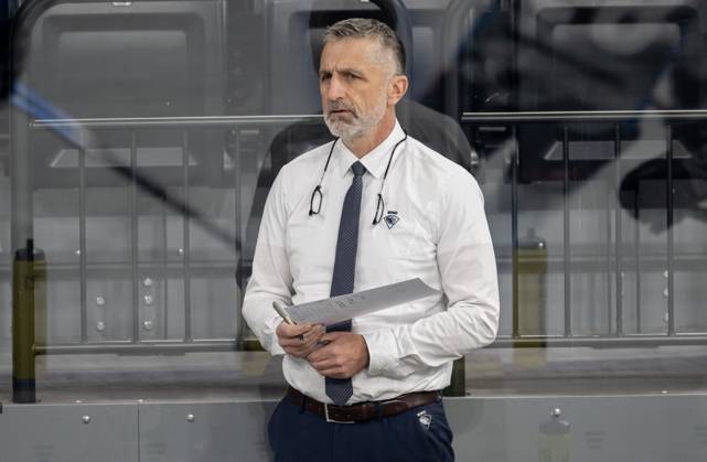 Mark French (Chef-Trainer, ERC Ingolstadt Panther) beobachtet das Warmup seiner Spieler. GER, EHC Red Bull Muenchen vs. ERC Ingolstadt, Eishockey, DEL, 24. Spieltag, Saison 2024 2025, 08.12.2024. GER, EHC Red Bull Muenchen vs. ERC Ingolstadt, Eishockey, DEL, 24. Spieltag, Saison 2024 2025, 08.12.2024. Muenchen Copyright: xEibner-Pressefoto HeikexFeinerx EP_HFR
