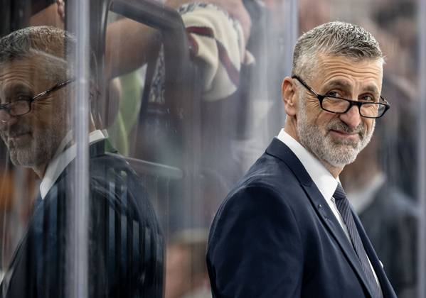 Mark French (Chef-Trainer, ERC Ingolstadt Panther) mit Spiegelbild im Plexiglas. GER, EHC Red Bull Muenchen vs. ERC Ingolstadt, Eishockey, DEL, 24. Spieltag, Saison 2024 2025, 08.12.2024. GER, EHC Red Bull Muenchen vs. ERC Ingolstadt, Eishockey, DEL, 24. Spieltag, Saison 2024 2025, 08.12.2024. Muenchen Copyright: xEibner-Pressefoto HeikexFeinerx EP_HFR