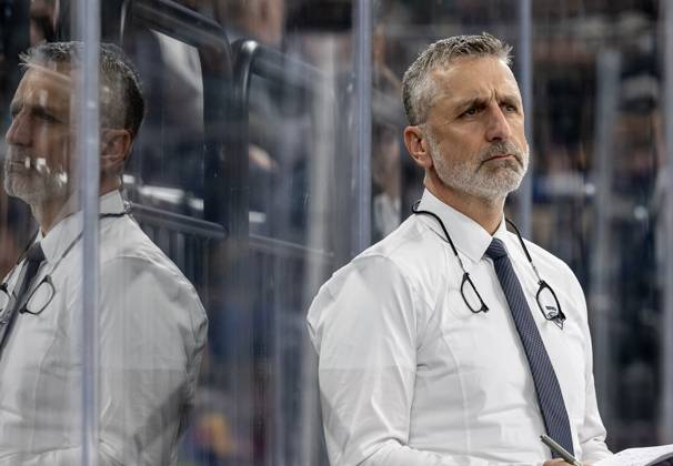 Mark French (Chef-Trainer, ERC Ingolstadt Panther) mit Spiegelbild im Plexiglas. GER, EHC Red Bull Muenchen vs. ERC Ingolstadt, Eishockey, DEL, 24. Spieltag, Saison 2024 2025, 08.12.2024. GER, EHC Red Bull Muenchen vs. ERC Ingolstadt, Eishockey, DEL, 24. Spieltag, Saison 2024 2025, 08.12.2024. Muenchen Copyright: xEibner-Pressefoto HeikexFeinerx EP_HFR
