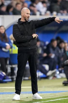 Christian Ilzer (Trainer, Cheftrainer, Hoffenheim), gibt Anweisungen, gestikuliert, mit den Armen gestikulieren, Freisteller, Ganzkörper, Einzelbild, Einzelfoto, Aktion, Action, am Spielfeldrand, an der Seitenauslinie, 08.12.2024, Sinsheim (Deutschland), Fussball, Bundesliga, TSG 1899 Hoffenheim - SC Freiburg, 08.12.2024, Sinsheim (Deutschland), Fussball, Bundesliga, TSG 1899 Hoffenheim - SC Freiburg, DFB DFL REGULATIONS PROHIBIT ANY USE OF PHOTOGRAPHS AS IMAGE SEQUENCES AND OR QUASI-VIDEO.